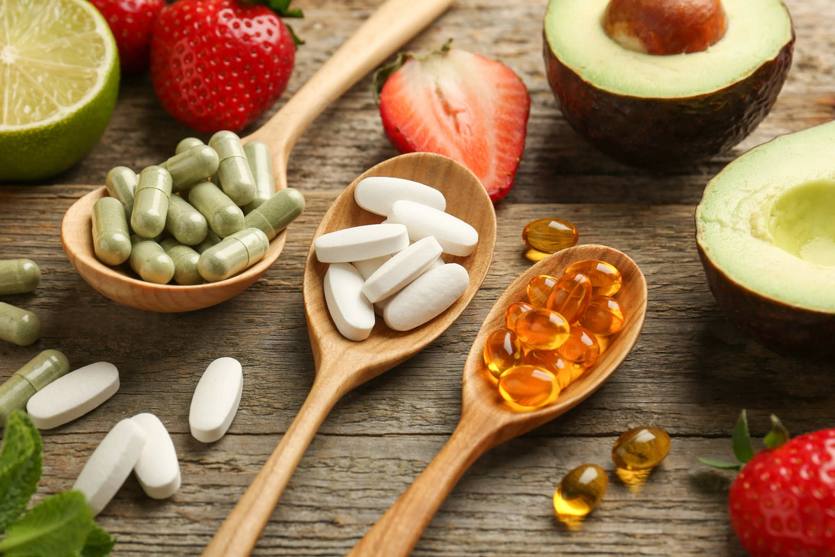 Suplementos e ingredientes naturais em destaque, transmitindo equilíbrio, vitalidade e uma abordagem saudável à nutrição.