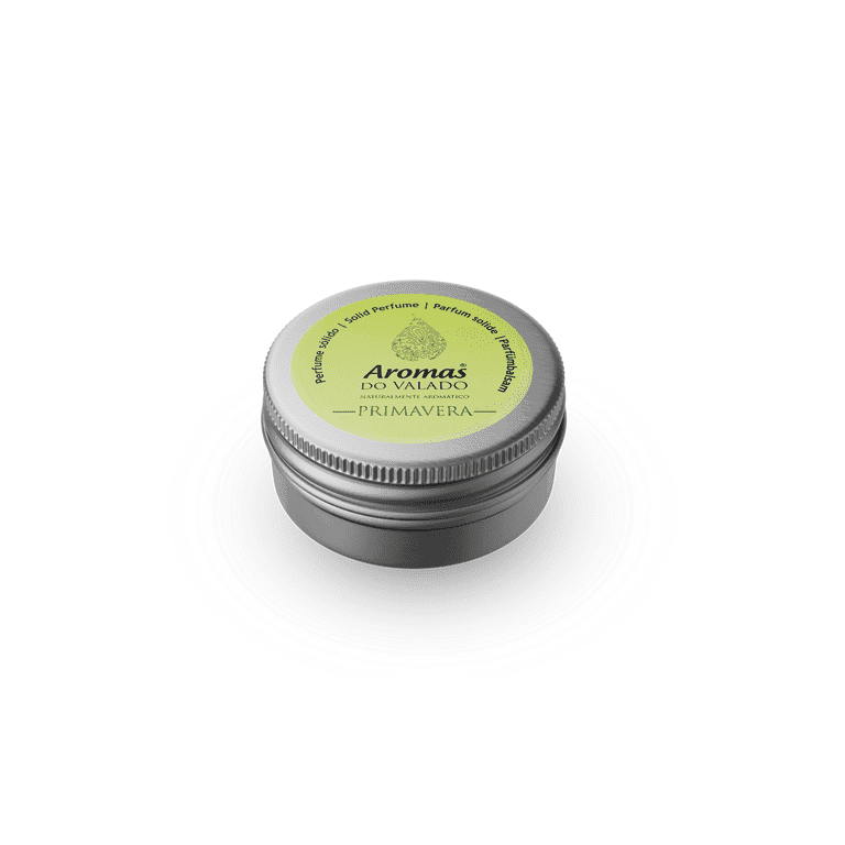 O Perfume Sólido Primavera 6 gr da Aromas do Valado hidrata a pele deixando uma sensação de frescura e bem-estar.