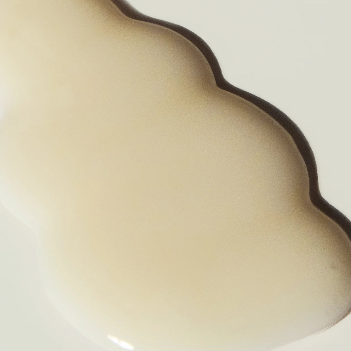 O Sérum Anti-Rugas Hialurónico Black Rice 50ml da Haruharu Wonder é um tratamento facial que combina o poder antioxidante do arroz preto fermentado com a hidratação profunda do ácido hialurónico. Este sérum visa melhorar a elasticidade da pele, reduzir linhas finas e rugas, proporcionando uma tez mais jovem e radiante.