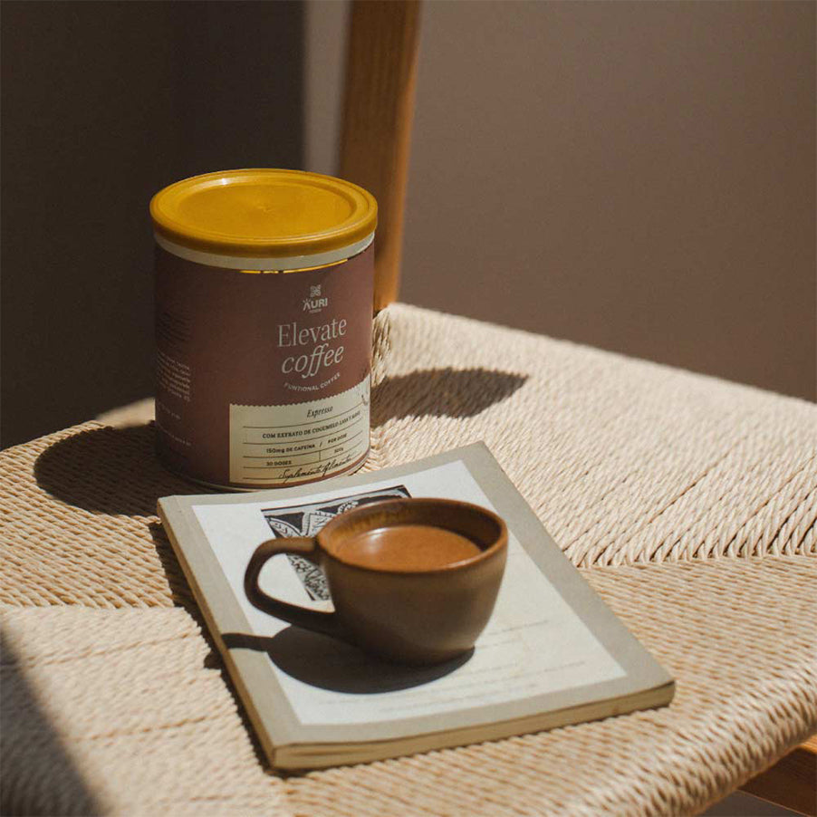 Elevate Coffee Expresso é um suplemento funcional em pó com cafeína, taurina, colina, N-acetil-carnitina e extrato de cogumelo Lion’s Mane.