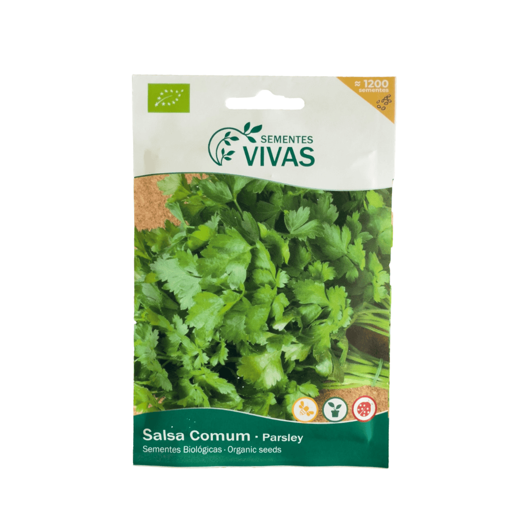A Salsa Comum é uma variedade tradicional e altamente aromática, perfeita para cultivo biológico. Com folhas planas, tenras e profundamente recortadas.