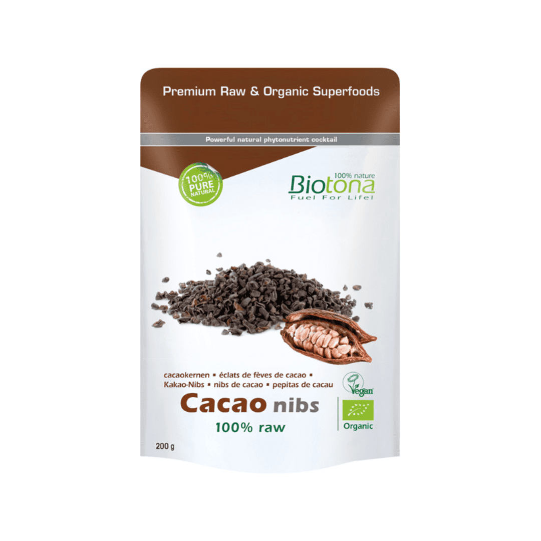 As Pepitas de Cacau 100% Raw da Biotona derivam dos grãos de Theobroma cacao, uma pequena árvore que cresce nos terrenos férteis das florestas tropicais sul-americanas.