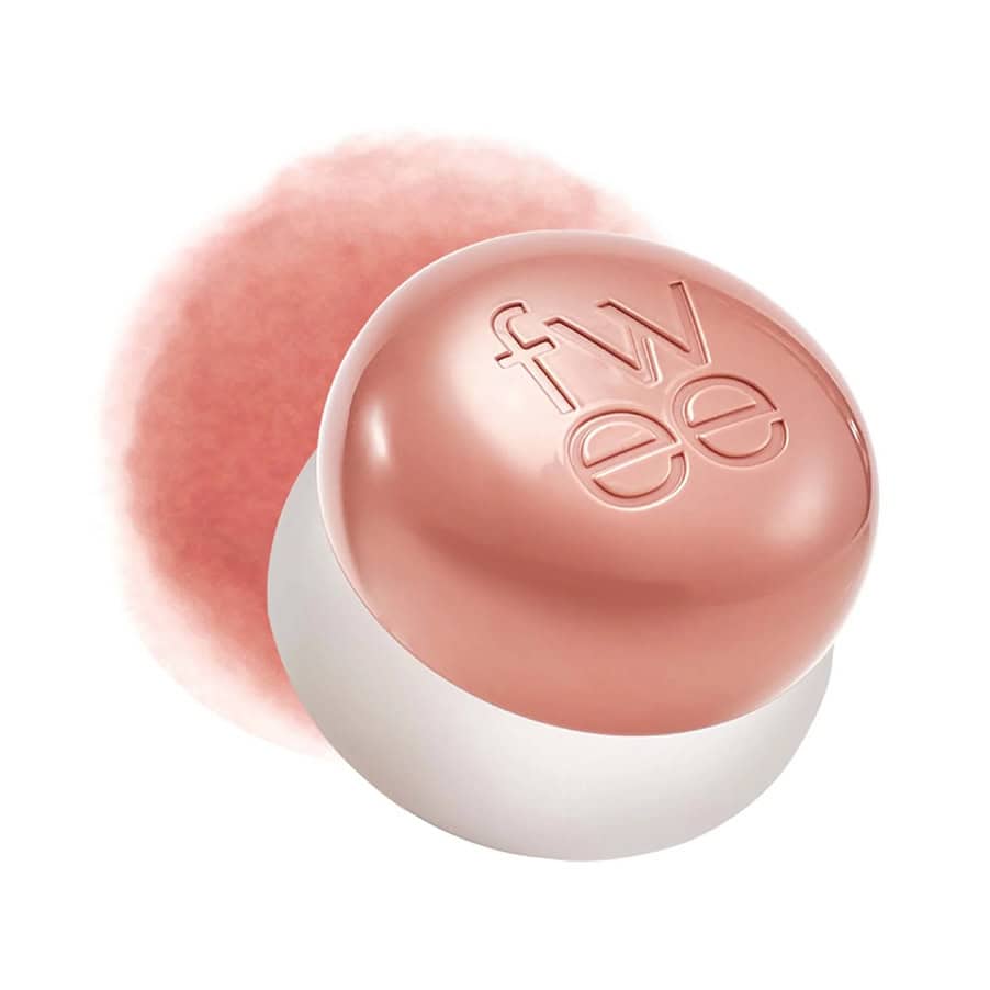 O Lip & Cheek Blurry Pudding Pot da Fwee é um produto versátil para lábios e bochechas, com uma textura tipo “mousse/pudim”.