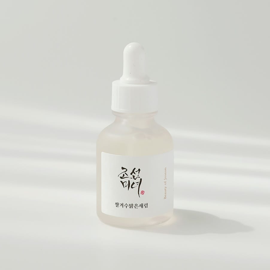 Sérum Iluminador Intenso Rice + Alpha-Arbutin 30ml Beauty of Joseon com água de farelo de arroz e alfa-arbutina para uniformizar e iluminar a pele.
