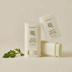 Protetor Solar Stick Mugwort + Camelia SPF50+ PA++++ 18gr Beauty of Joseon com acabamento mate para proteger a pele sem sensação oleosa.
