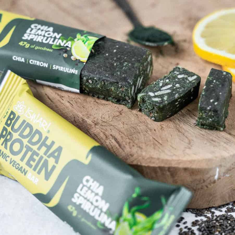 Buddha Protein Bar Chia, Limão e Spirulina 47 g Iswari, barra proteica vegetal em formato individual.