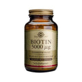 A Biotina é uma vitamina do complexo B também conhecida por vitamina H que contribui para a manutenção de uma pele e cabelo normais.