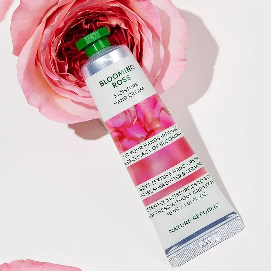 Creme de Mãos Hidratante Pure Lily 30ml Nature Republic é um cuidado leve e sedoso que proporciona hidratação duradoura às mãos.