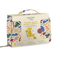 Necessaire de bebé em tecido colorido, reutilizável, com dois produtos de higiene à base de calêndula com certificação biológica.