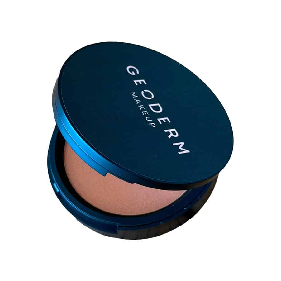 Pó Compacto Dark Caramel 10gr Geoderm para uniformizar o tom da pele e controlar o brilho.
