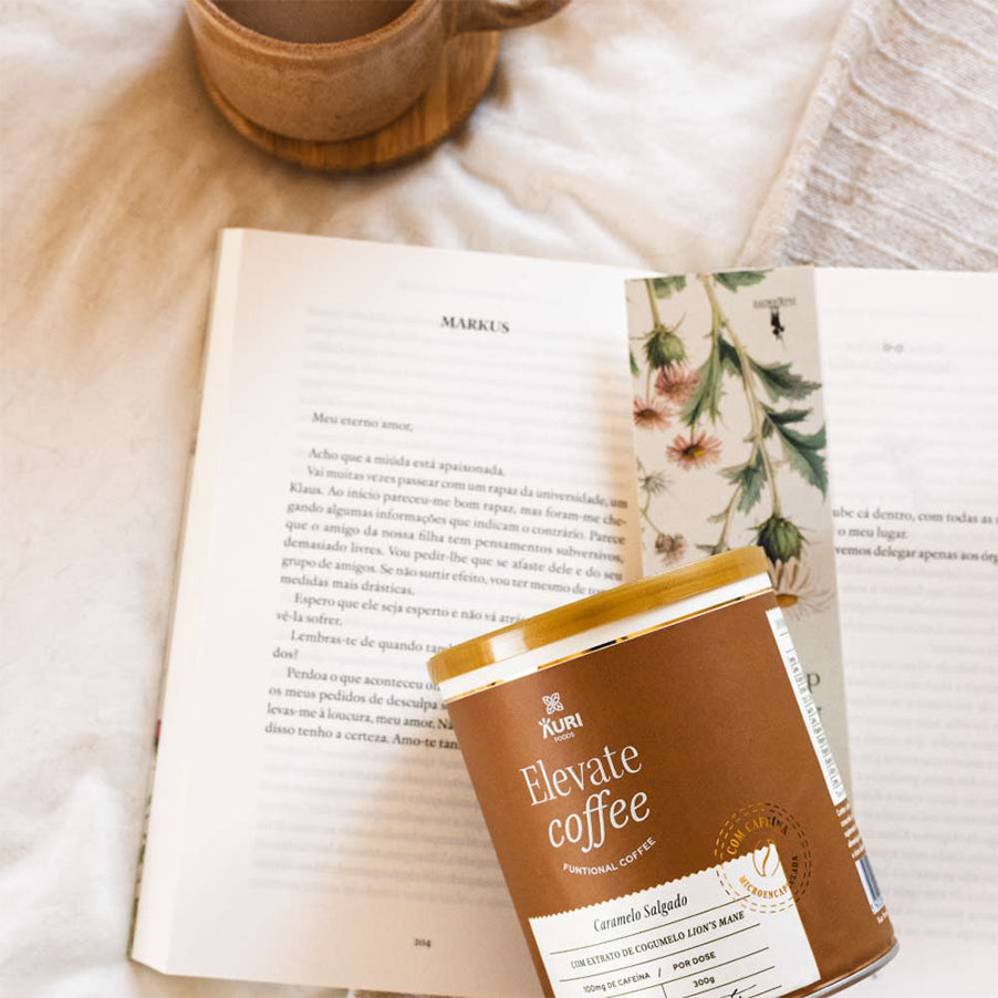 Elevate Coffee Caramelo Salgado é um suplemento alimentar em pó com cafeína, taurina, colina, N-acetil-carnitina e extrato de cogumelo Lion’s Mane.