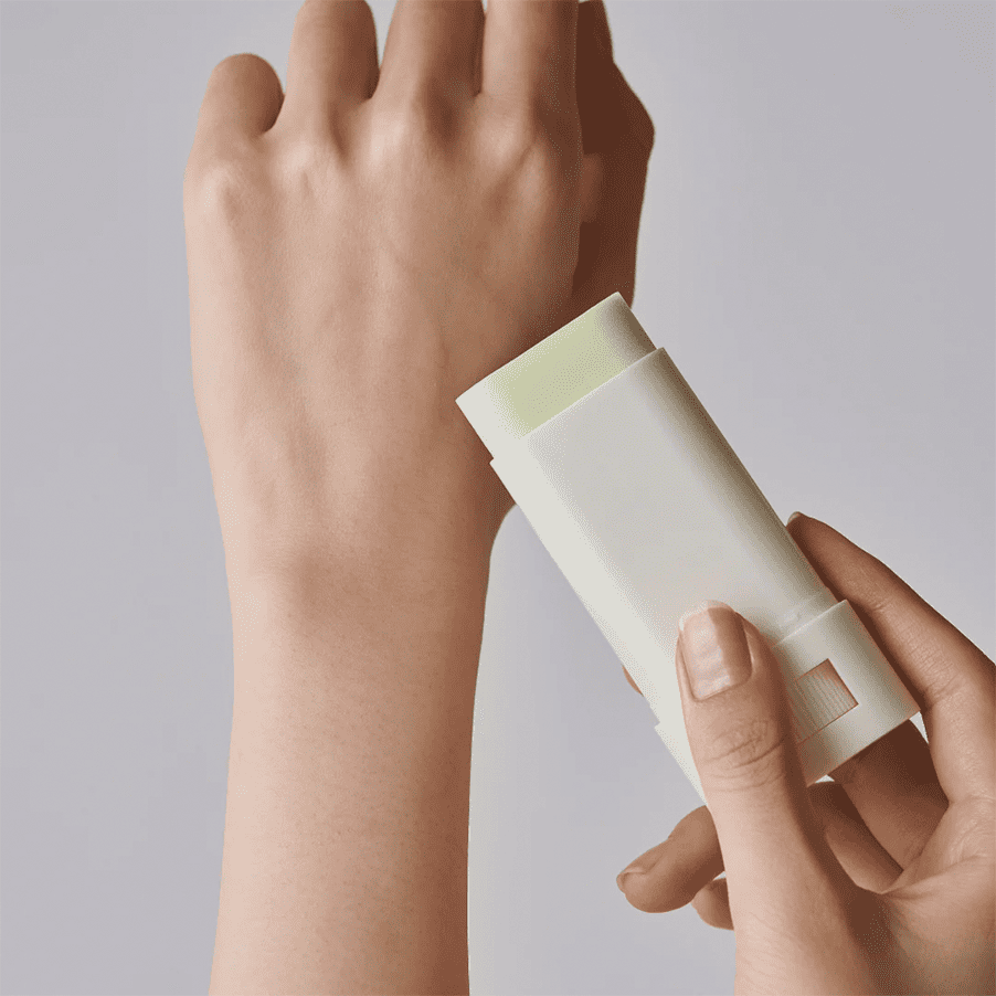 Protetor Solar Stick Mugwort + Camelia SPF50+ PA++++ 18gr Beauty of Joseon com acabamento mate para proteger a pele sem sensação oleosa.
