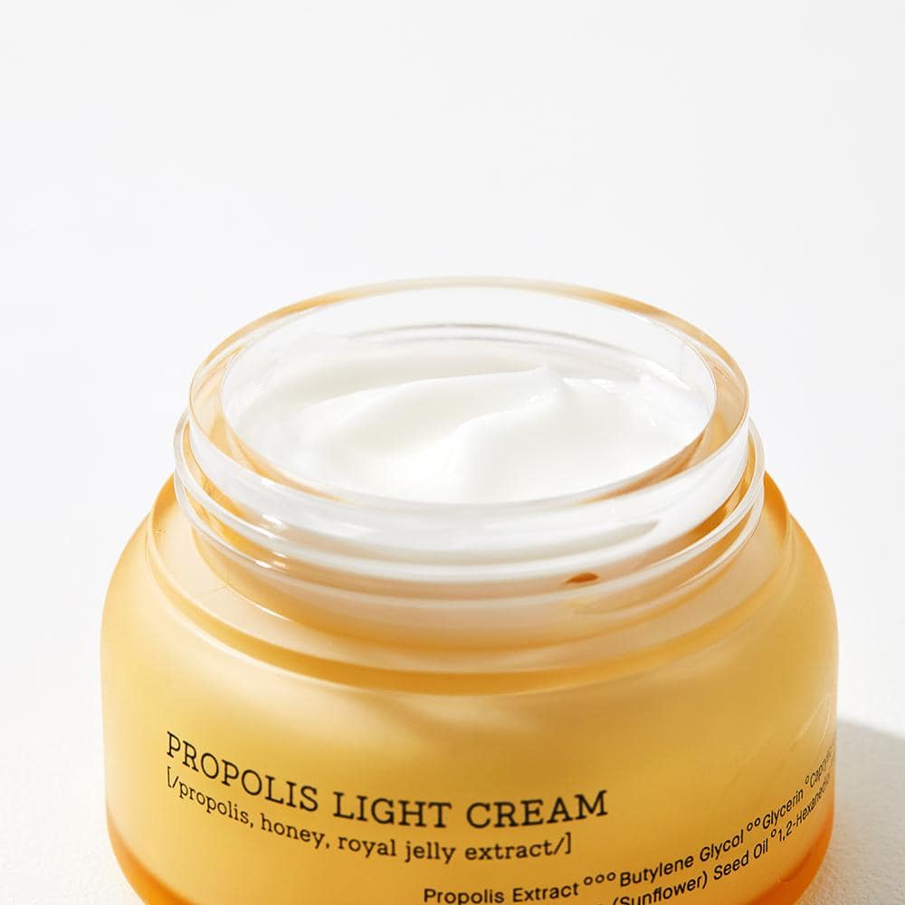 O Creme Leve Própolis Full Fit 65ml da COSRX é um creme hidratante facial leve, formulado com 65% de extrato de própolis de abelha preta.