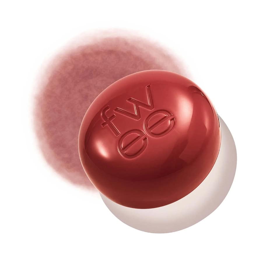 O Lip & Cheek Blurry Pudding Pot da Fwee é um produto versátil para lábios e bochechas, com uma textura tipo “mousse/pudim”.