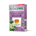 Os rebuçados Ricola Flores de Sabugueiro Sem Açúcar 50 g combinam o sabor suave da flor de sabugueiro com a tradicional mistura de 13 ervas suíças.