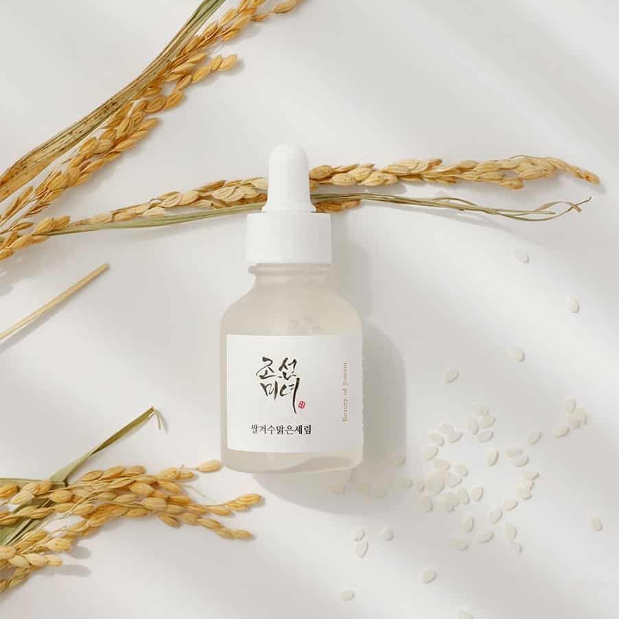 Sérum Iluminador Intenso Rice + Alpha-Arbutin 30ml Beauty of Joseon com água de farelo de arroz e alfa-arbutina para uniformizar e iluminar a pele.
