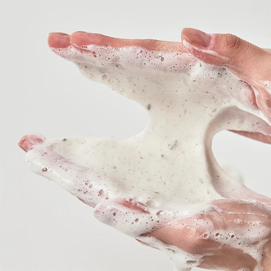 Heartleaf Quercetinol Espuma de Limpeza 150ml Anua, espuma facial com heartleaf, quercetina e BHA para limpar poros, impurezas e excesso de sebo.