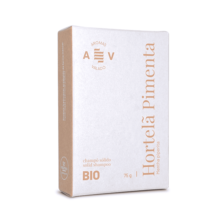 O Shampoo Sólido de Hortelã Pimenta 75 gr da Aromas do Valado é produzido em azeite e óleo de abacate, ricos em óleos naturais.