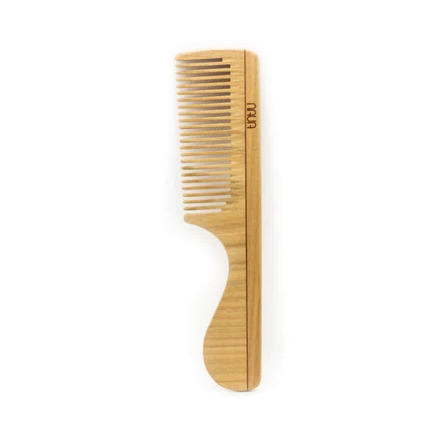 Pente para cabelo feito de madeira de cerejeira, conhecida por ser bastante flexível e resistente. Com e sem cabo.