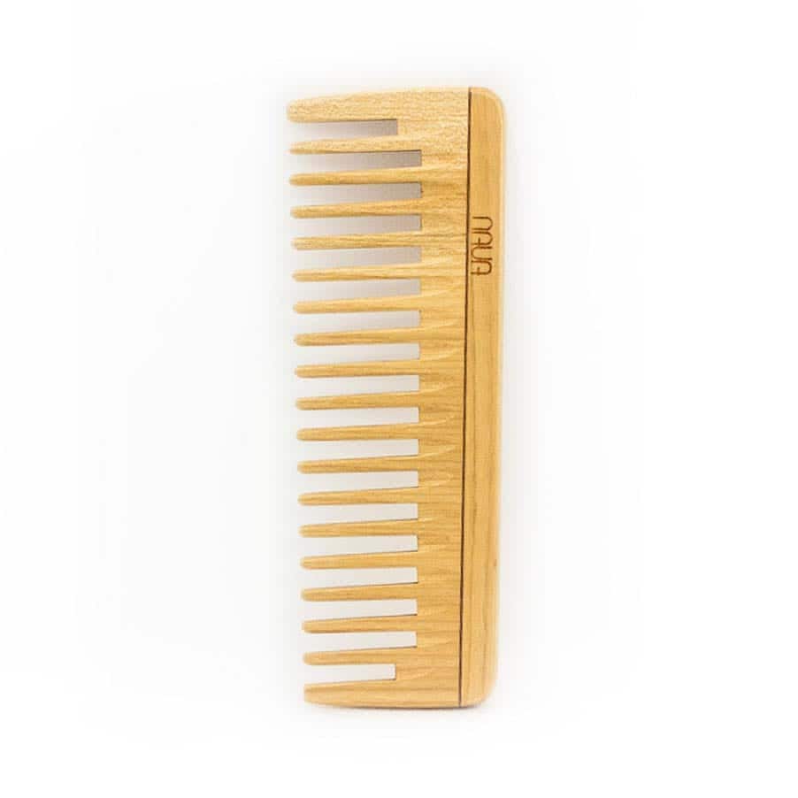 Pente para cabelo feito de madeira de cerejeira, conhecida por ser bastante flexível e resistente. Com e sem cabo.