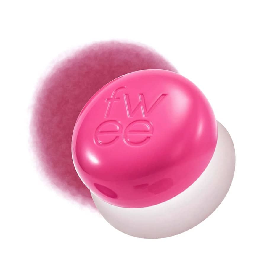 O Lip & Cheek Blurry Pudding Pot da Fwee é um produto versátil para lábios e bochechas, com uma textura tipo “mousse/pudim”.