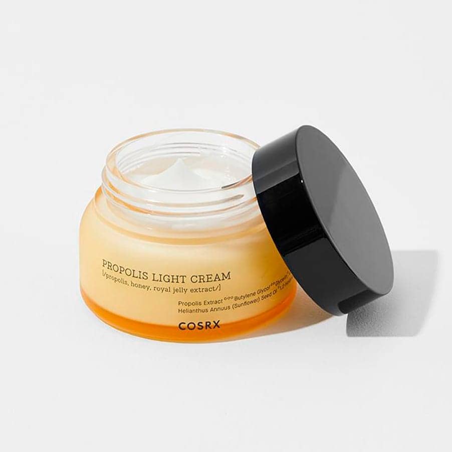 O Creme Leve Própolis Full Fit 65ml da COSRX é um creme hidratante facial leve, formulado com 65% de extrato de própolis de abelha preta.