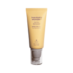 O Protetor Solar Black Rice Moisture Airyfit Daily da Haruharu Wonder protege eficazmente a pele contra os raios UVA e UVB...