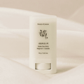 Protetor Solar Stick Mugwort + Camelia SPF50+ PA++++ 18gr Beauty of Joseon com acabamento mate para proteger a pele sem sensação oleosa.
