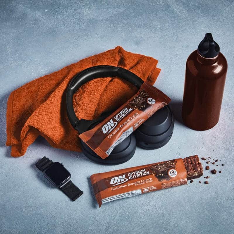 Chocolate Brownie de Crunch 12 x 65gr Optimum Nutrition é uma caixa com 12 barras proteicas de sabor brownie de chocolate crocante.