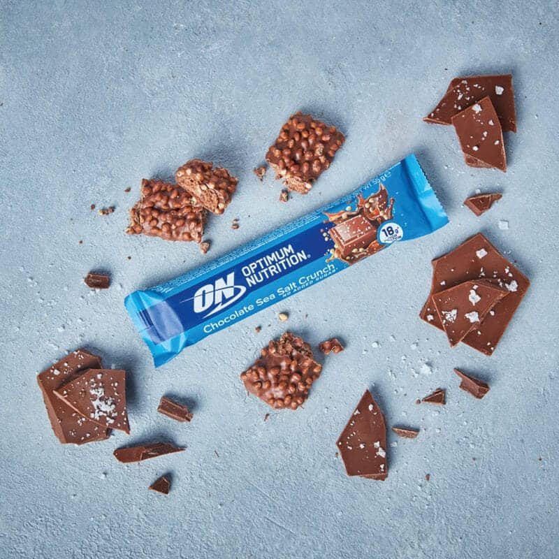 Barra de Proteína Crocante Chocolate e Sal Marinho 12 x 55gr Optimum Nutrition, snack proteico com cobertura de chocolate ao leite, crocante e sal marinho.
