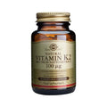 A Vitamina K é uma vitamina lipossolúvel necessária em três tipos de processos críticos que ocorrem no nosso organismo: coagulação sanguínea, regulação do teor mineral ósseo e integridade das paredes dos vasos sanguíneos.