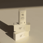 Protetor Solar Stick Mugwort + Camelia SPF50+ PA++++ 18gr Beauty of Joseon com acabamento mate para proteger a pele sem sensação oleosa.
